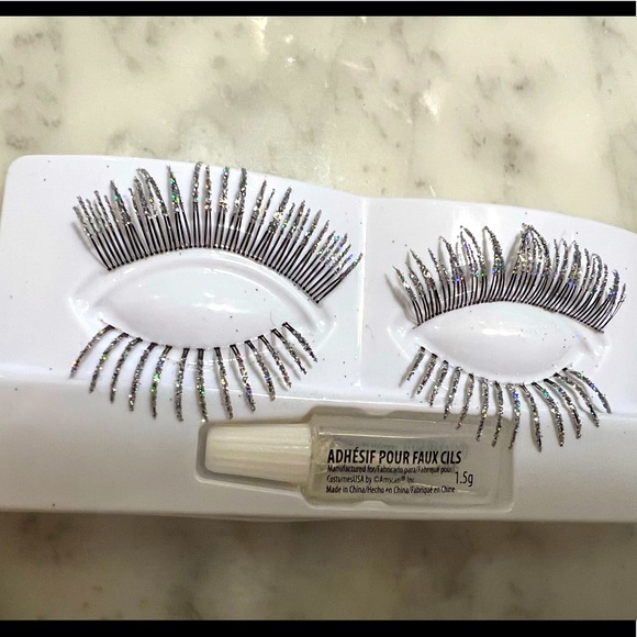 FREE 🆓 with Any Two Purchases - Silver Glitter False Eyelashes - Picture 11 of 11